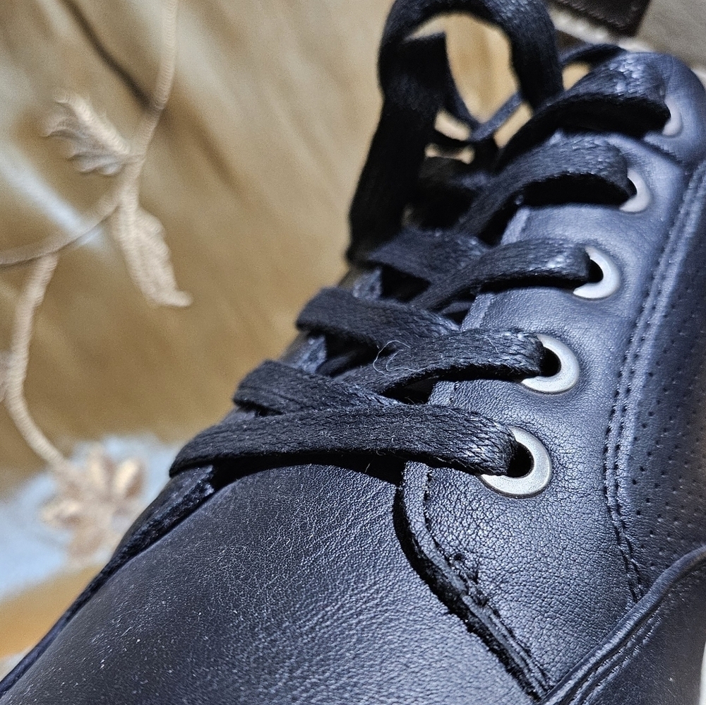 Men's Black Leather Casual Sneakers - Picture 16 of 17